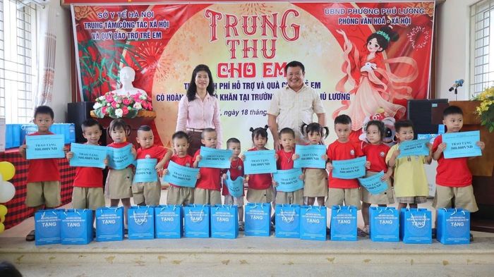 Trao quà tặng trẻ em hoàn cảnh khó khăn tại Trường Mầm non Phú Lương. Ảnh: Phạm Ban