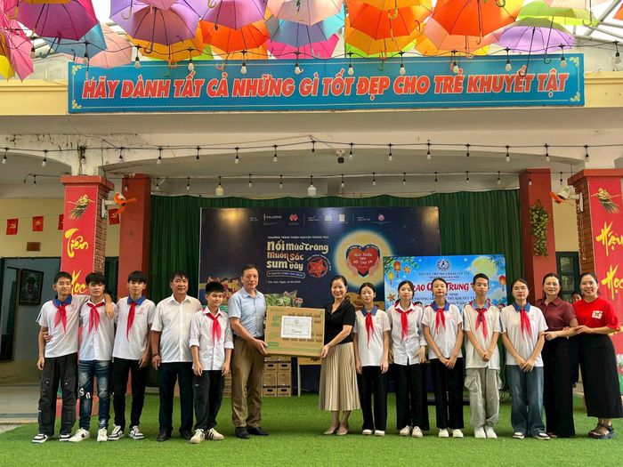 Hội Cứu trợ trẻ em khuyết tật Hà Nội trao quà tại Trường dạy trẻ khuyết tật Sóc Sơn. Ảnh: Phương Anh