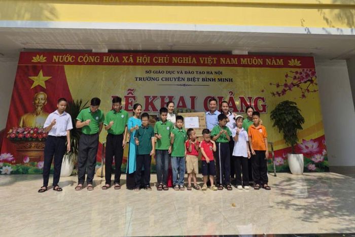 Trao quà hỗ trợ trẻ em tại Trường Chuyên biệt Bình Minh. Ảnh: Phương Anh