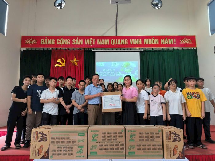 Phó Chủ tịch Hội Cứu trợ trẻ em khuyết tật Hà Nội Bùi Văn Tuấn trao quà tại Trường PTCS Hy Vọng - Long Biên. Ảnh: Phương Anh