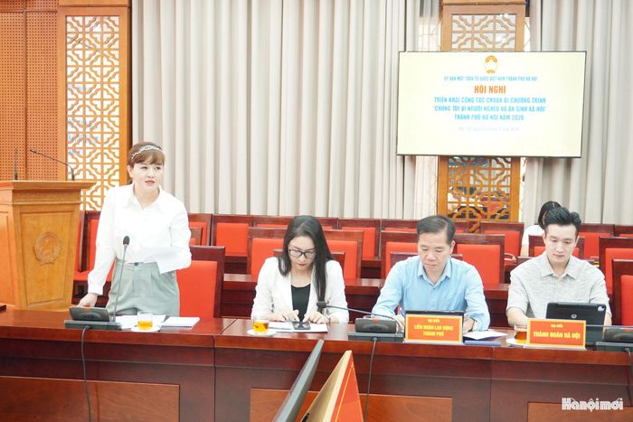 Trưởng ban Tuyên giáo và Công tác xã hội Ủy ban MTTQ Việt Nam thành phố Hà Nội Hoàng Thu Hồng trình bày kế hoạch tổ chức Chương trình “Chung tay vì người nghèo và an sinh xã hội” năm 2026. Ảnh: Lê Dung