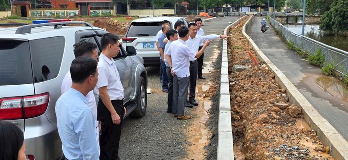 Đại diện lãnh đạo Sở Nông nghiệp và Môi trường Hà Nội và xã Hát Môn khảo sát thực tế khu vực sông Đáy cổ. Ảnh: Hoàng Thoàn