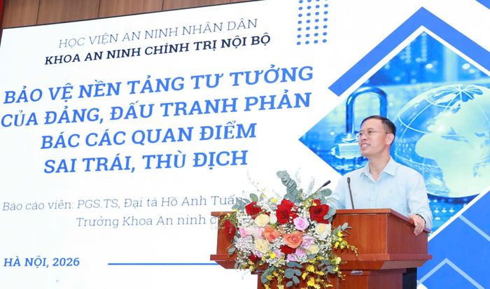 PGS.TS, Đại tá Hồ Anh Tuấn, Trưởng khoa An ninh chính trị nội bộ, Học viện An ninh nhân dân truyền đạt chuyên đề tại hội nghị. Ảnh: Hồng Thái