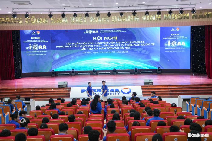 Ban Tổ chức cũng mở lớp tập huấn cho đội tình nguyện phục vụ kỳ thi.
