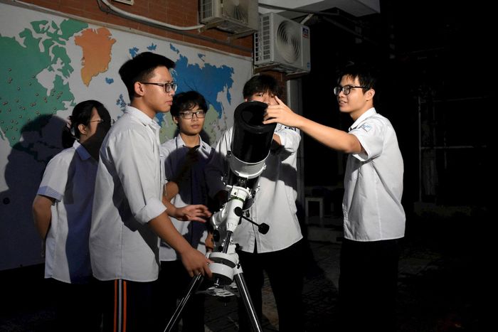 Học sinh thực hành với kính thiên văn. Ảnh: Phạm Thảo