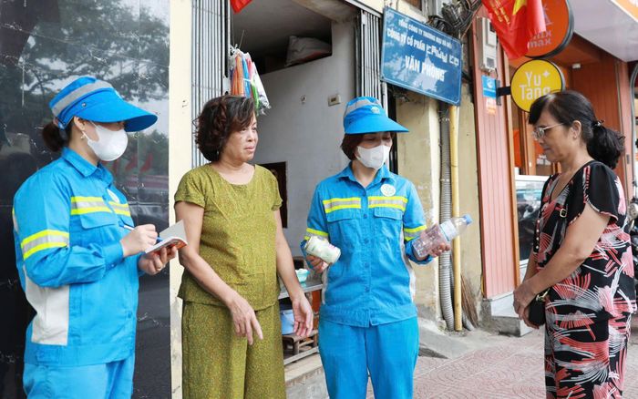 Nữ công nhân môi trường Hà Nội đóng góp vì môi trường xanh của Thủ đô. Ảnh: URENCO