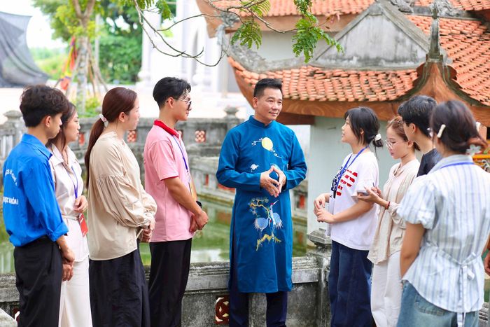 Nghệ nhân chia sẻ những nét đặc sắc của múa rối Đào Thục với các bạn trẻ. Ảnh: Thế Nghị