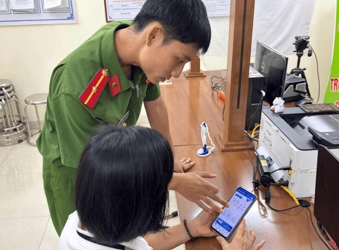 Cán bộ chiến sĩ Công an xã Chương Dương tuyên truyền, hướng dẫn, hỗ trợ người dân sử dụng Hanoi Smart Police. Ảnh: Công an xã Chương Dương