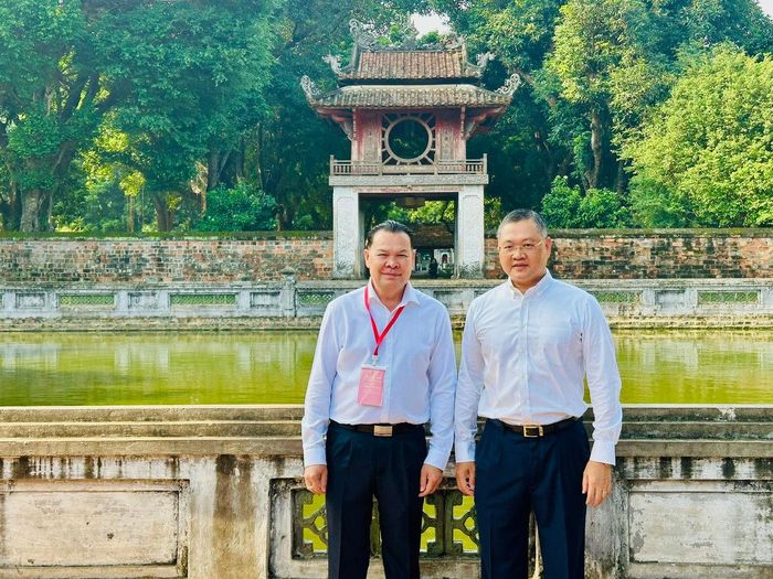 Bí thư Đảng ủy phường Văn Miếu - Quốc Tử Giám Vũ Xuân Hùng (phải) đón tiếp đồng chí Phủ Thon - Kẹo Đuông Mạ Ni, Ủy viên Ban Thường vụ Thành ủy, Trưởng ban Tổ chức Thủ đô Viêng Chăn. Ảnh: An Quyên