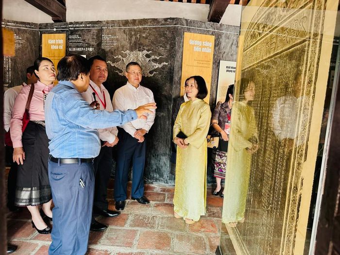 Lớp đào tạo, bồi dưỡng cho cán bộ Thủ đô Viêng Chăn (Lào) tìm hiểu truyền thống đạo học và công tác bảo tồn, phát huy di tích tại Di tích Quốc gia đặc biệt Văn Miếu - Quốc Tử Giám. Ảnh: An Quyên