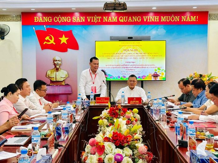 Đồng chí Phủ Thon - Kẹo Đuông Mạ Ni, Ủy viên Ban Thường vụ Thành ủy, Trưởng ban Tổ chức Thủ đô Viêng Chăn, Trưởng đoàn phát biểu. Ảnh: An Quyên