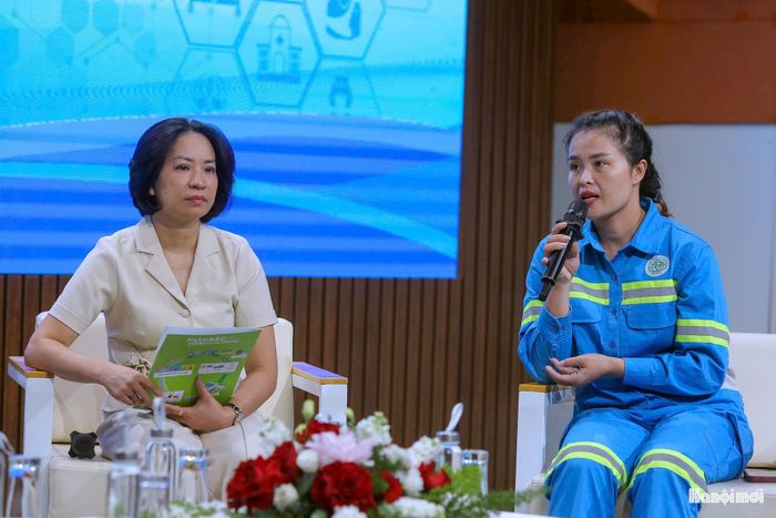Bà Nguyễn Thị Huê (áo xanh) chia sẻ tại chương trình tọa đàm. Ảnh: Khánh Huy