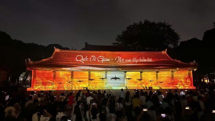 Phim 3D Mapping “Vun đắp hiền tài” tái hiện hành trình gần 1.000 năm của Quốc Tử Giám bằng dữ liệu lịch sử kết hợp hình ảnh, ánh sáng và âm nhạc. Ảnh: Ban tổ chức