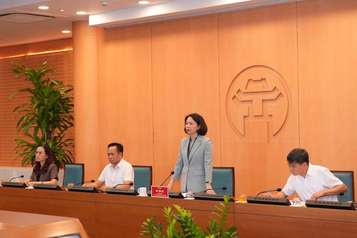 Phó Chủ tịch UBND thành phố Vũ Thu Hà đề nghị lãnh đạo các xã, phường phải trực tiếp kiểm tra, theo dõi biểu đồ tiến độ từng ngày, bảo đảm yêu cầu đề ra. Ảnh: Linh Phạm