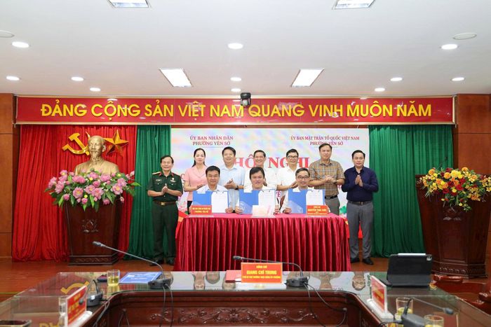 Ký kết biên bản bàn giao, tiếp nhận giữa UBND phường và Ủy ban MTTQ Việt Nam phường Yên Sở. Ảnh: Thái Phương