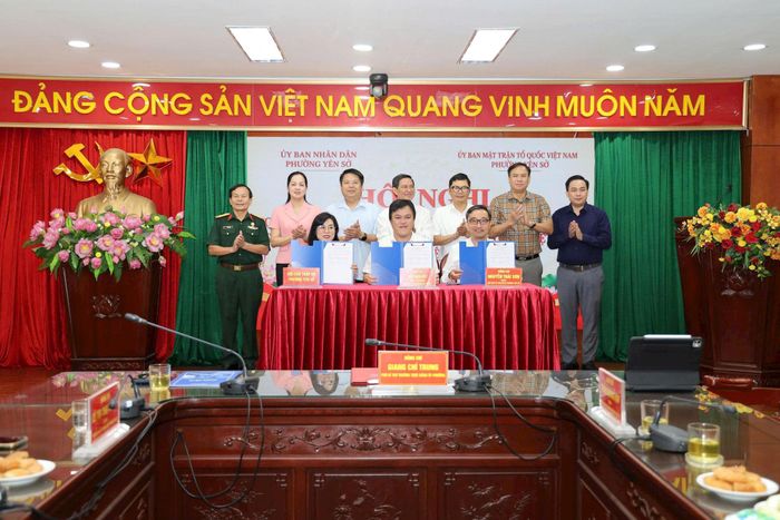 Các đại biểu chứng kiến lễ ký kết biên bản bàn giao, tiếp nhận giữa UBND phường và Ủy ban MTTQ Việt Nam phường Yên Sở. Ảnh: Thái Phương