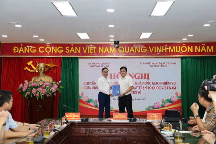 Đồng chí Vũ Tuấn Đạt, Chủ tịch UBND phường Yên Sở trao quyết định chuyển giao 3 hội về trực thuộc Ủy ban MTTQ Việt Nam phường. Ảnh: Thái Phương 
