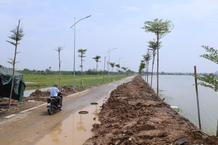 Xã Hồng Sơn huy động 19 máy xúc, 14 ô tô, hơn 300 người cùng hàng nghìn mét khối đất, đá, cát và nhiều vật tư gia cố khoảng 2,3km bờ bao từ thôn Phú Hiền đến khu vực thôn La Đồng ngăn lũ sông Mỹ Hà tràn vào đồng ruộng, khu dân cư. Ảnh: Kim Nhuệ