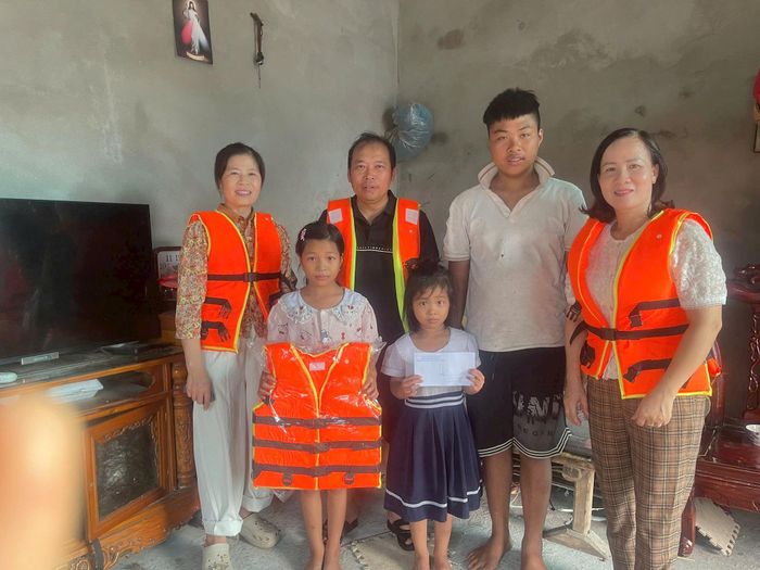 Các thầy giáo, cô giáo Trường Tiểu học Mỹ Đức B thăm, tặng quà học sinh thôn Đồng Chiêm. Ảnh: Kim Văn