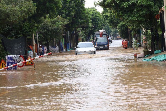 Tuyến đường Bãi Giữa - Ái Nàng (xã Mỹ Đức) cần nâng cao trình vừa ngăn lũ rừng ngang vừa thuận lợi đi lại trong ngày lũ. Ảnh: Kim Nhuệ