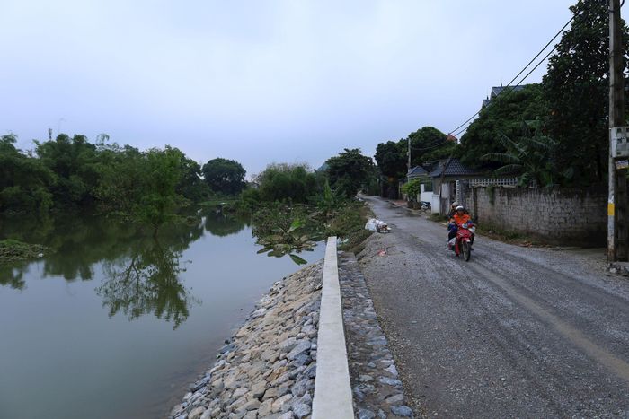 Xã Mỹ Đức cần nguồn lực đầu tư liền tuyến đê sông Thanh Hà (đoạn thôn Đồng Chiêm). Ảnh: Kim Nhuệ