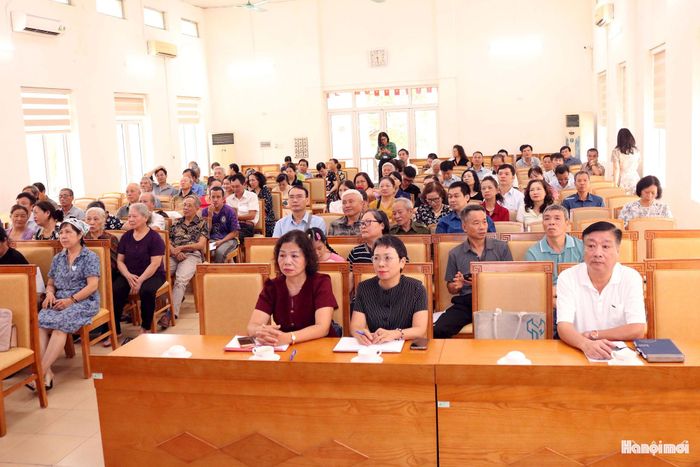 Chương trình có sự tham gia của Hội Bảo trợ tư pháp cho người nghèo thành phố Hà Nội, lãnh đạo và nhân dân phường Nghĩa Đô. Ảnh: M.T