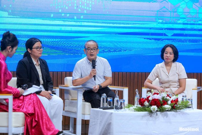 Tọa đàm “Đưa dịch vụ y tế đến với nữ công nhân môi trường” đề cập những khoảng trống trong chăm sóc sức khỏe của lao động nữ. Ảnh: Khánh Huy
