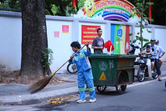 Nữ công nhân môi trường đối mặt với nhiều nguy cơ về sức khoẻ. Ảnh: URENCO