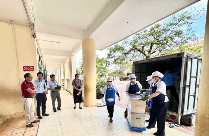 Kiểm tra vệ sinh an toàn thực phẩm tại trường học trên địa bàn xã Kim Anh. Ảnh minh họa: Lương Giang.