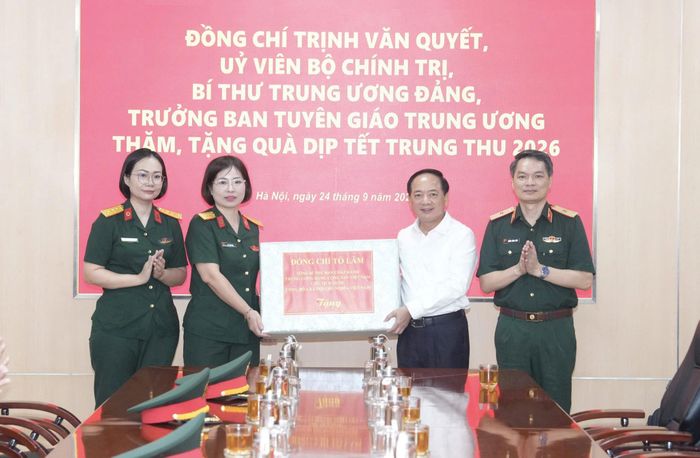 Trưởng ban Tuyên giáo Trung ương Trịnh Văn Quyết trao quà của đồng chí Tổng Bí thư, Chủ tịch nước Tô Lâm tặng Bệnh viện Quân y 103. Ảnh: Phạm Hùng