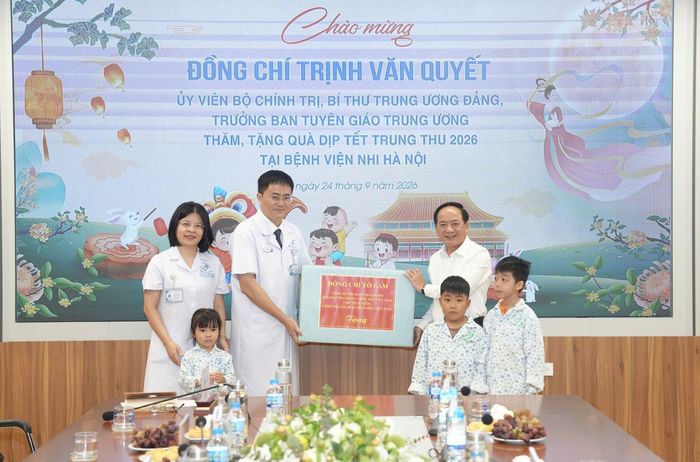 Trưởng ban Tuyên giáo Trung ương Trịnh Văn Quyết gửi món quà của đồng chí Tổng Bí thư, Chủ tịch nước Tô Lâm tặng Bệnh viện Nhi Hà Nội. Ảnh: Phạm Hùng