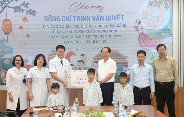 Trưởng ban Tuyên giáo Thành ủy Hà Nội Nguyễn Doãn Toản và Phó Chủ tịch UBND thành phố Bùi Duy Cường trao quà của Thành ủy, HĐND, UBND, Ủy ban MTTQ Việt Nam thành phố tặng các bệnh nhi. Ảnh: Phạm Hùng