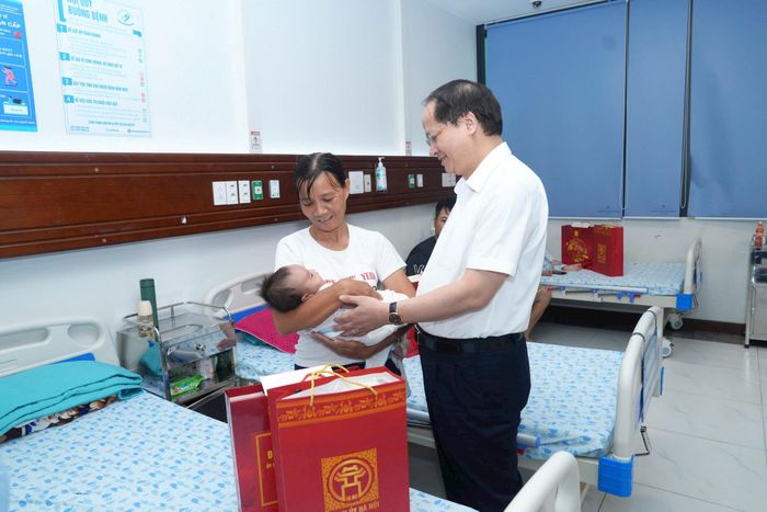 Trưởng ban Tuyên giáo Thành ủy Hà Nội Nguyễn Doãn Toản thăm, động viên, tặng quà các bệnh nhi đang chữa bệnh. Ảnh: Phạm Hùng