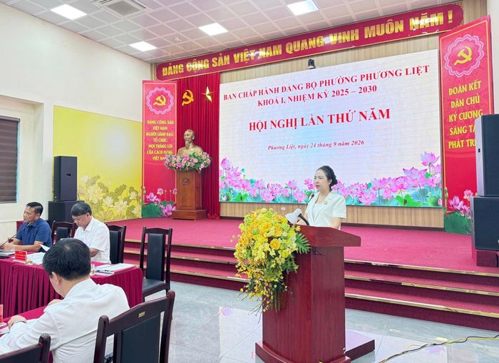 Phó Bí thư Thường trực Đảng uỷ phường Phương Liệt Bùi Thu Trang thông qua báo cáo đánh giá kết quả thực hiện nhiệm vụ 9 tháng đầu, nhiệm vụ trọng tâm 3 tháng cuối năm 2026 của Đảng bộ phường. Ảnh: HL