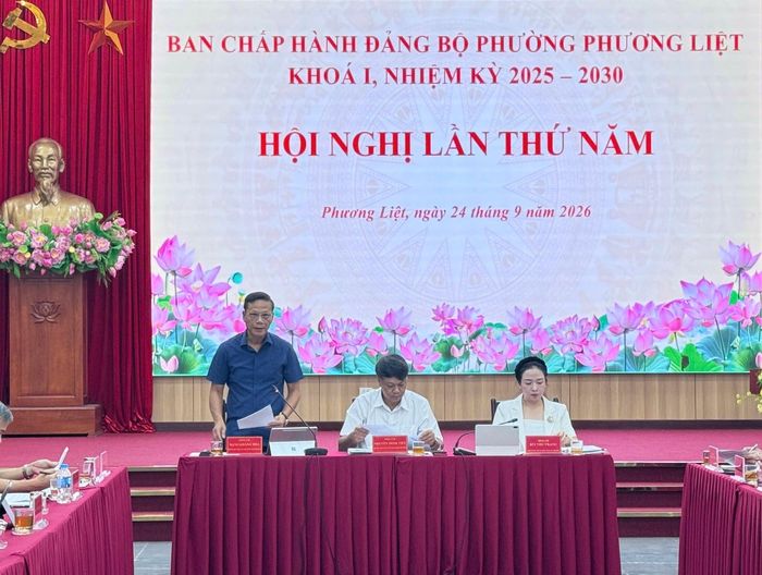 Phó Bí thư Đảng uỷ, Chủ tịch UBND phường Phương Liệt Đặng Khánh Hoà trao đổi tại hội nghị. Ảnh: HL