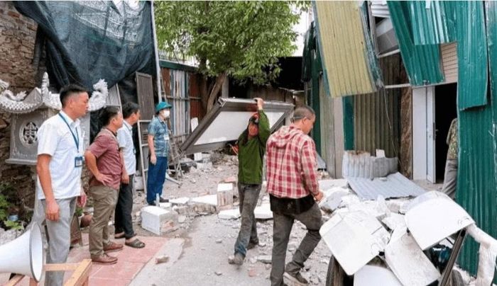 Lực lượng chức năng phường Thanh Liệt xử lý công trình vi phạm đất đai, trật tự xây dựng. Ảnh: Ngọc Hà