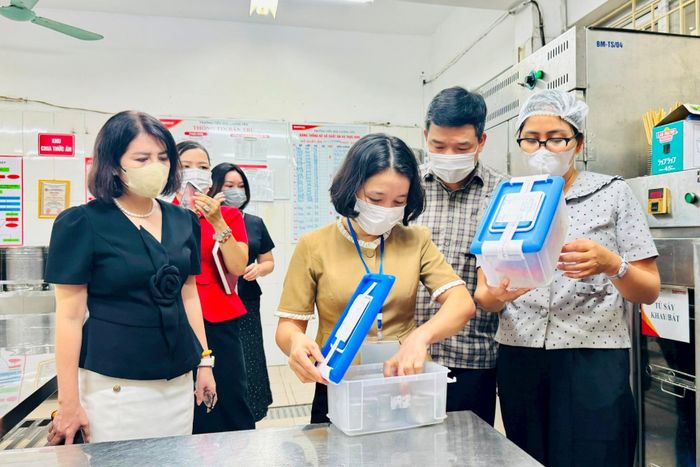 Kiểm tra sản phẩm lưu mẫu tại Trường Tiểu học - THCS Lương Yên. Ảnh: Mai Hoa