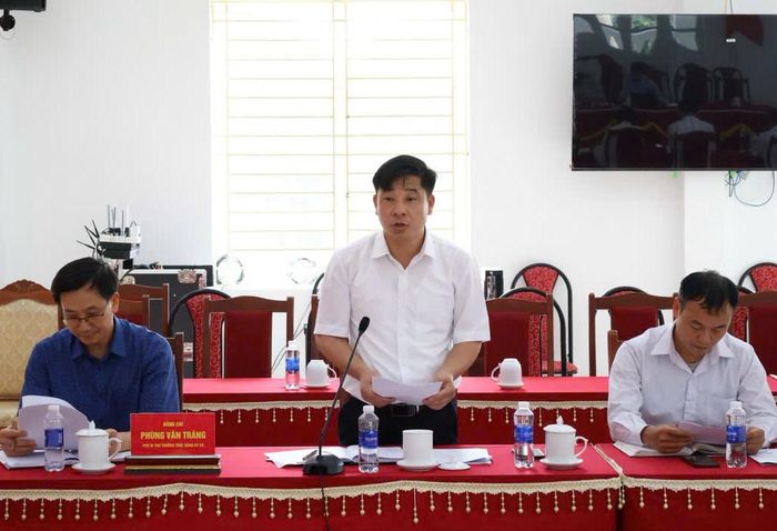 Đại diện UBND xã Ba Vì báo cáo với Đoàn giám sát. Ảnh: PV