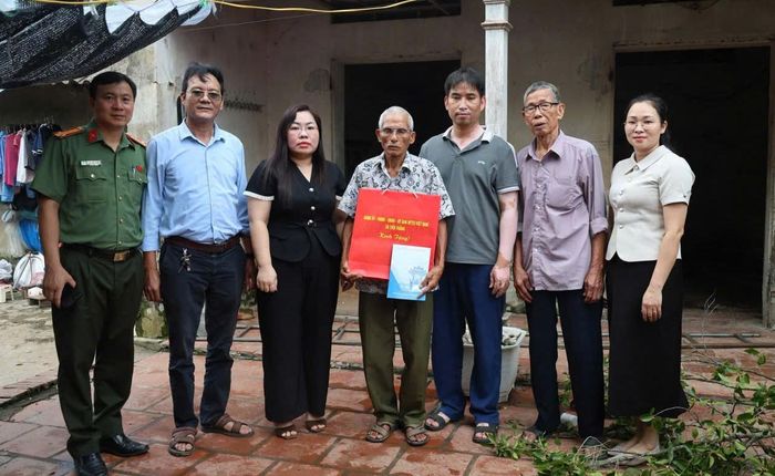 Nhân dịp này, các đại biểu trong đoàn công tác tặng những món quà ý nghĩa giúp gia đình ông sớm ổn định cuộc sống. Ảnh PV