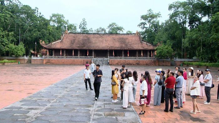 Khách du lịch có thể kết nối tham quan Khu di tích lịch sử quốc gia đặc biệt Lam Kinh. Ảnh: PV