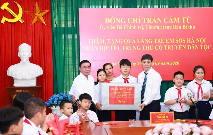 Thường trực Ban Bí thư Trần Cẩm Tú gửi quà của Tổng Bí thư, Chủ tịch nước Tô Lâm tới các em nhỏ tại Làng trẻ em SOS Hà Nội. Ảnh: Văn Tuyến