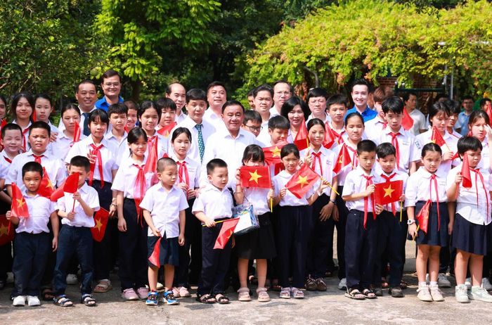 Lãnh đạo Đảng, Nhà nước, thành phố Hà Nội chụp ảnh lưu niệm với các em nhỏ tại Làng trẻ em SOS Hà Nội. Ảnh: Văn Tuyến