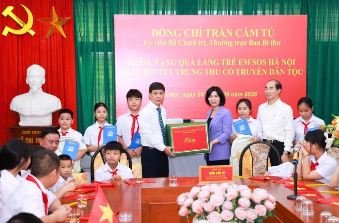 Phó Bí thư Thành ủy, Chủ tịch HĐND thành phố Hà Nội Phùng Thị Hồng Hà tặng quà các em nhỏ tại Làng trẻ em SOS Hà Nội nhân dịp Tết Trung thu. Ảnh: Văn Tuyến
