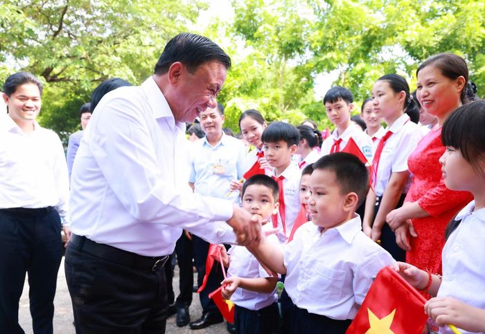 Thường trực Ban Bí thư Trần Cẩm Tú thăm các cháu nhỏ tại Làng trẻ em SOS Hà Nội. Ảnh: Văn Tuyến