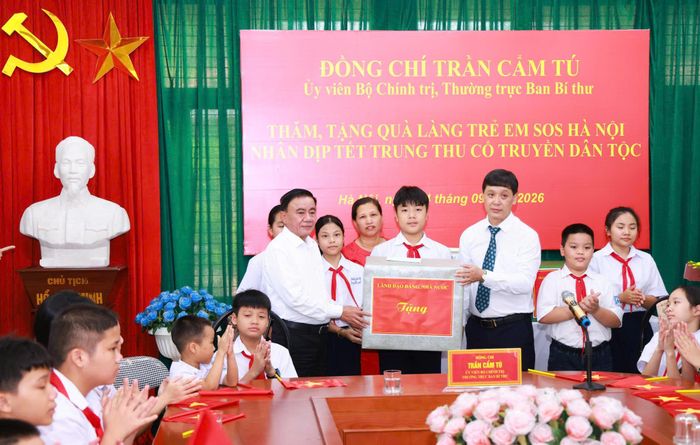 Thường trực Ban Bí thư Trần Cẩm Tú thay mặt lãnh đạo Đảng, Nhà nước tặng quà các em nhỏ tại Làng trẻ em SOS Hà Nội nhân dịp Tết Trung thu. Ảnh: Văn Tuyến