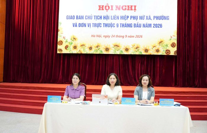Thường trực Hội Liên hiệp phụ nữ thành phố Hà Nội chủ trì hội nghị. Ảnh: Hoàng Lan