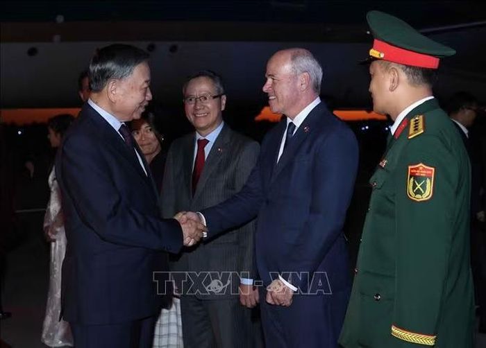Quan chức Chính phủ Canada và cán bộ, nhân viên Đại sứ quán Việt Nam đón Tổng Bí thư, Chủ tịch nước Tô Lâm tại sân bay quốc tế Mcdonald-Cartier, Ottawa. Ảnh: Thống Nhất/TTXVN