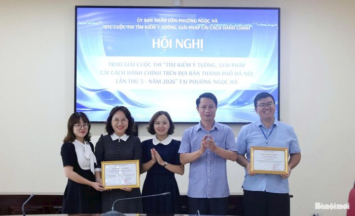 Ban Tổ chức đã trao giải cho 10 ý tưởng, giải pháp và 10/10 ý tưởng, giải pháp tham gia cuộc thi cấp phường này đều được hoàn thiện, gửi dự thi cấp thành phố. Ảnh: DK