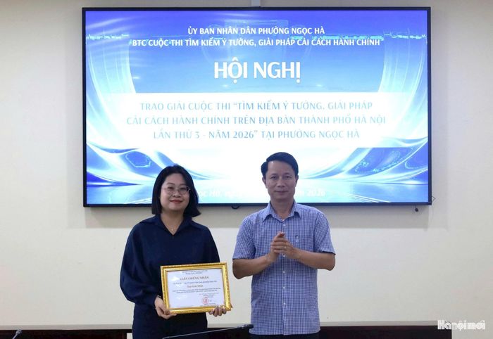 Phó Chủ tịch UBND phường Ngọc Hà Nguyễn Văn Hưng trao giải Nhất cho Nhóm tác giả thuộc Ủy ban MTTQ Việt Nam phường, với sáng kiến, giải pháp “Xây dựng mô hình ‘"Cán bộ mặt trận thực chiến cùng AI". Ảnh: DK