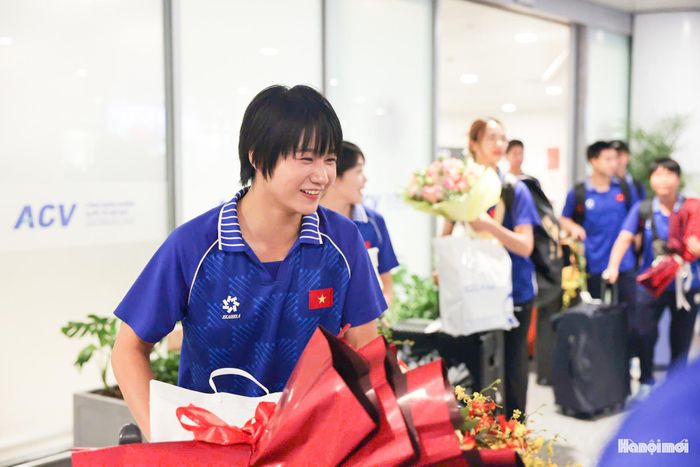 Dù phải di chuyển một chằng đường dài nhưng những gương mặt rạng rỡ, những nụ cười là hình ảnh đầu tiên của các võ sĩ khi trở về nước.
